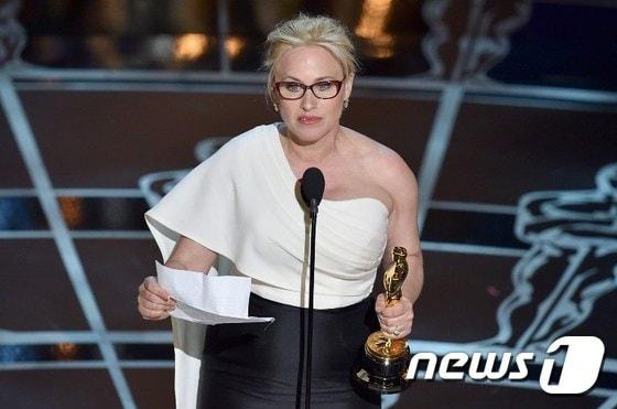 본문 이미지 - 영화 &acute;보이후드&acute;의 패트리샤 아퀘트가 22일(현지시간) 미국 로스앤젤레스(LA) 할리우드 돌비 극장에서 열린 제87회 아카데미 시상식에서 여우조연상을 수상한 후 소감을 밝히고 있다.ⓒ AFP=뉴스1