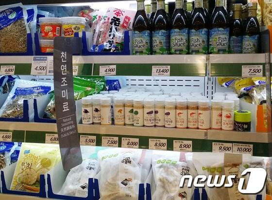 본문 이미지 - 서울 시내 한 대형마트 조미료 코너. MSG의 무해성을 검증하는 연구결과가 잇따르고 있지만 시중에서는 여전히 천연조미료 제품이 인기다. /사진 = 뉴스1DB ⓒ News1
