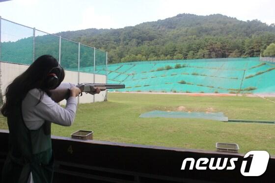 본문 이미지 - 창원국제사격장에서 한 여성이 클레이사격을 즐기고 있다. ⓒ News1