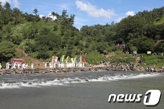 본문 이미지 - 살아서는 농사를 짓기 위해 건너고 죽어서는 꽃상여에 실려 건너는 ‘사람과 공존하는 다리’로 유명한 충북 진천의 농다리. 진천군은 매년 문백면 구곡리에서 농다리를 알리기 위한 축제를 열고 있다. ⓒ News1