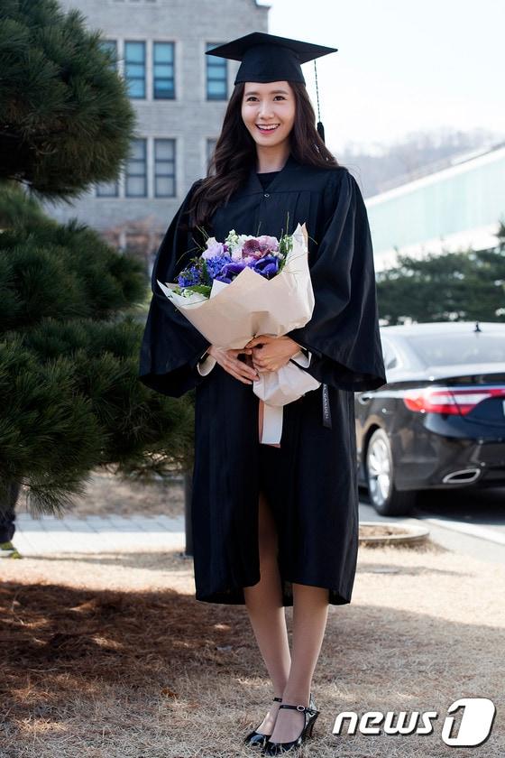 본문 이미지 - 동국대학교 졸업식에 참석한 윤아ⓒ News1 김진환 기자