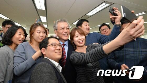 본문 이미지 - 문재인 새정치민주연합 당대표가 24일 오후 경기도 성남시 분당구 유스페이스 ICT 선도기업인 KG그룹을 방문해 직원들과 기념촬영을 하고 있다. 2015.2.24/뉴스1 ⓒ News1 이재명 기자