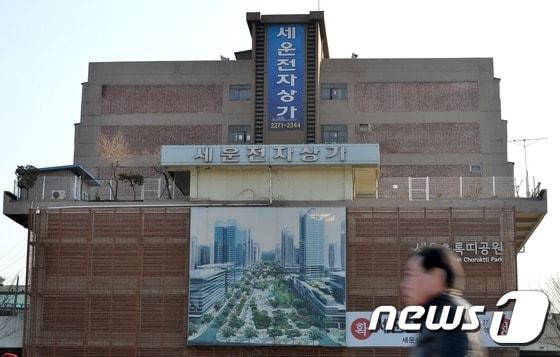 본문 이미지 - 서울  종로구 종묘 앞 세운상가의 모습.  2015.2.24/뉴스1 ⓒ News1 손형주 기자