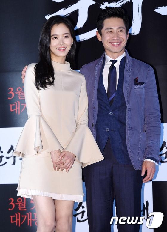 본문 이미지 - 24일 오후 서울 왕십리 CGV에서 열린 영화 "순수의 시대"(감독 안상훈) 언론시사회에 참석한 배우 강한나(왼쪽)와 신하균 ⓒ News1 권현진 기자