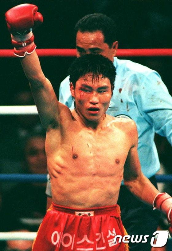 본문 이미지 - 전 WBA슈퍼페더급 챔피언 최용수(43)가 현역 복귀를 결정했다.사진은 1996년 1월 미타니 야마토 (일본)와의 타이틀 방어전에서 승리를 거둔 당시의 모습. ⓒ AFP=News1