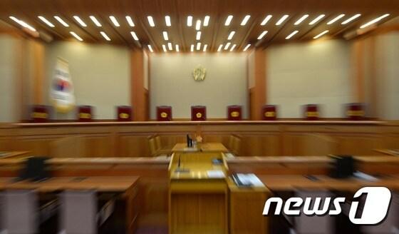 본문 이미지 - 2015년 2월 26일 헌법재판소는 간통죄 처벌 조항이 헌법에 위배된다고 판단했다. 2015.2.25/뉴스1 ⓒ News1 손형주 기자