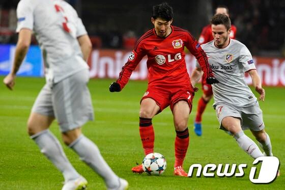 본문 이미지 - 레버쿠젠 손흥민이 26일 오전 4시45분(한국시간) 독일 레버쿠젠 바이 아레나에서 열린 2014-15 유럽축구연맹(UEFA) 챔피언스리그 아틀레티코 마드리드(스페인)와의 16강 1차전에서 패스를 건네고 있다. ⓒ AFP=News1