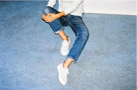 본문 이미지 - 놈코어 패션의 대표적인 아이템인 면 티셔츠, 물 빠진 청바지, 흰색 운동화.