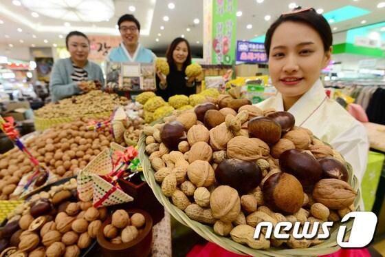 본문 이미지 - 정월대보름날 행하는 부럼에는 어떤 의미가 담겨 있을까. ⓒ News1 민경석 기자