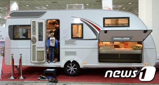본문 이미지 - 자료사진. 지난해 5월26일 오후 서울 강남구 삼성동 코엑스에서 열린 2015 서울국제스포츠레저산업전(SPOEX)에서 시민들이 캠핑카를 살펴보고 있다.  2015.2.26/뉴스1 ⓒ News1 안은나 기자
