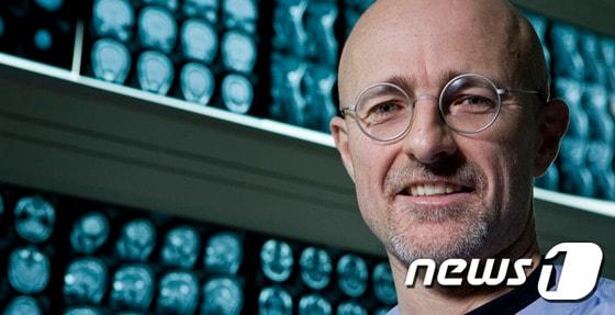 본문 이미지 - '전신 이식수술'을 주장하고 있는 이탈리아 외과 전문의 세르지오 카나베로. ⓒ News1