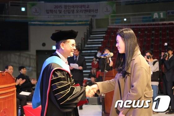 본문 이미지 - 경인여대 2015학년도 입학식이 26일 개최됐다. 2015.02.27/뉴스1 ⓒ News1 강남주 기자