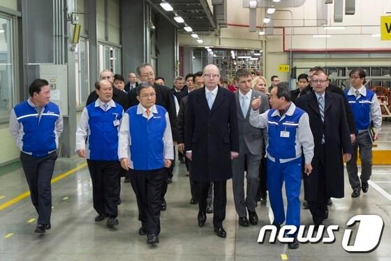 본문 이미지 - 보후슬라프 소보트카 체코 총리(왼쪽 4번째)와 강병중 회장(왼쪽 3번째)이 넥센타이어 창녕공장을 수행원들과 함께 둘러 보고 있다. <넥센타이어 제공> ⓒ News1