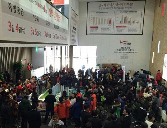 본문 이미지 - 27일 시흥배곧 이지더원 1차 모델하우스에서 내방객들이 모형주택을 관람하고 있다. /자료제공=이지건설 ⓒ News1