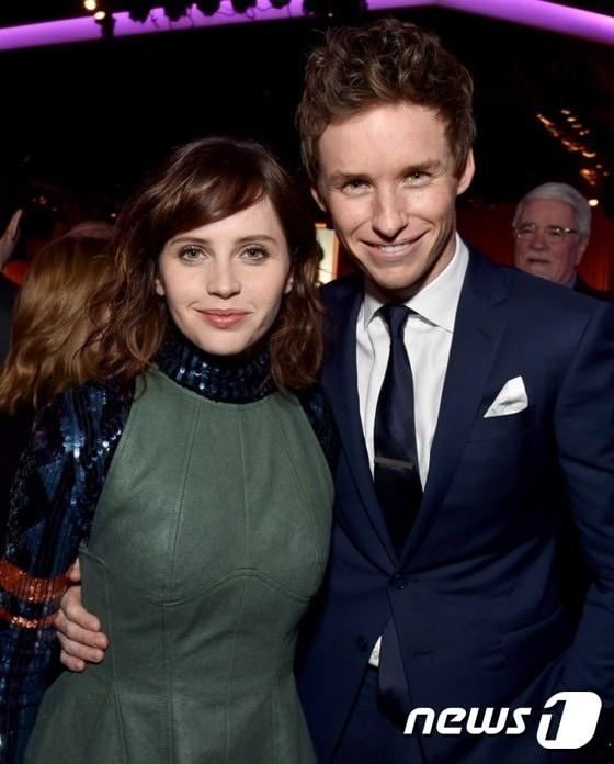 본문 이미지 - 영국배우 펠리시티 존스(32, 왼쪽)과 에디 레드메인(33). ⓒ News1