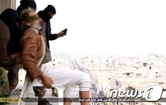 본문 이미지 - 이슬람국가(IS) 대원들은 지난 1월 시리아 탈아비아드(Tal Abyad)의 한 건물에서 게이라는 이유만으로 이 중년 남성을 건물에서 떨어뜨렸다. ⓒ News1