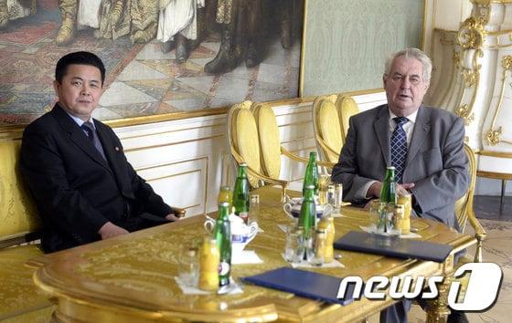 본문 이미지 - 북한 김정일 국방위원장의 이복동생이자 김정은 노동당 제1비서의 삼촌인 김평일 전 체코주재 북한대사. (사진 http://www.blesk.cz) ⓒ News1 서재준 기자