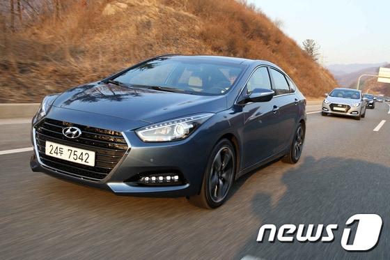 본문 이미지 - 현대자동차 더뉴 i40 주행 사진(현대차 제공)ⓒ News1