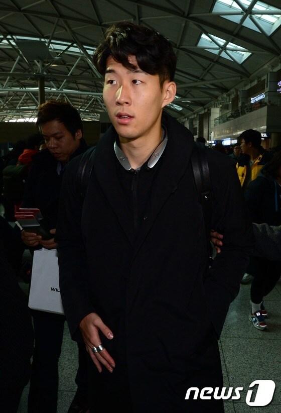 본문 이미지 - 27년만에 한국의 아시안컵 결승행을 이끈 손흥민이 소속팀 복귀를 위해 5일 인천국제공항을 통해 독일로 출국하고 있다. 손흥민은 “개인적인 골보다는 팀이 우선이다. 팀이 다음 시즌 UEFA 챔피언스리그 출전권을 얻도록 뛰겠다”며 후반기를 맞이하는 각오를 나타냈다. 2015.2.5/뉴스1 ⓒ News1 양동욱 기자