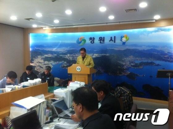 본문 이미지 - 창원시 진우철 농업기술센터 소장이 5일 시청 브리핑 룸에서 기자회견을 갖고 주남저수지에서 발생한 고병원성AI(조류인플루엔자)에 대한 방역 대책을 설명하고 있다.  ⓒ News1