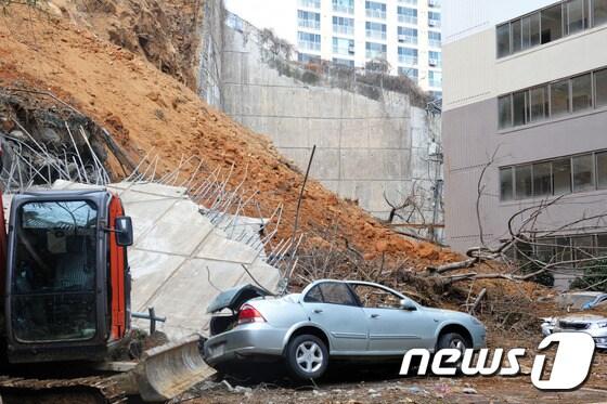 본문 이미지 - 5일 새벽 광주 남구 봉선동의 한 아파트 인근 옹벽이 무너져 토사와 콘크리트가 아파트 주차장에 주차된 차량을 파손시키고 수십대를 매몰 시켰다. 2015.2.5/뉴스1 ⓒ News1 전원 기자