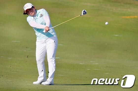 본문 이미지 - 박인비(27·KB금융그룹)이 6일(한국시간) 열린 LPGA투어 퓨어실크 바하마 1라운드에서 9번홀 경기를 치르고 있다. 박인비는 이날 5언더파로 공동 2위에 올랐다. ⓒ AFP=News1