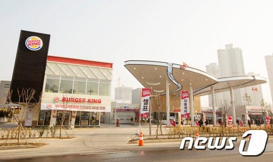 본문 이미지 - SK네트웍스(대표 문종훈)는 국제도시로 최근 주목받고 있는 인천 송도에 첫 SK주요소인 &acute;송도행복주유소&acute;를 오픈했다고 6일 밝혔다.(SK네트웍스 제공) ⓒ News1