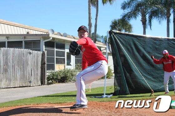 본문 이미지 - SK 와이번스 여건욱이 4일 팀 홍백전에서 투구하고 있다(SK 와이번스 제공).ⓒ News1