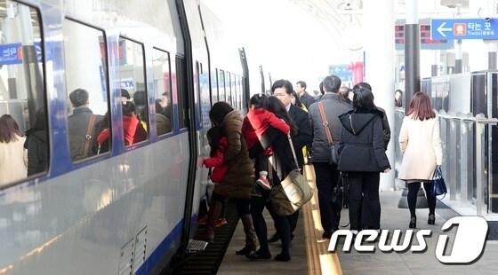 본문 이미지 - KTX 경부선 대구 및 대전 돋심구간 8월부터 개통 2015.2.6/뉴스1 ⓒ News1 