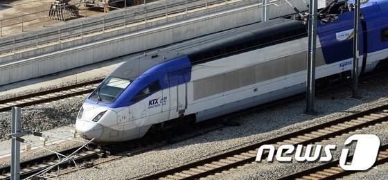 본문 이미지 - 출발을 기다리고 있는 KTX. /뉴스1DB