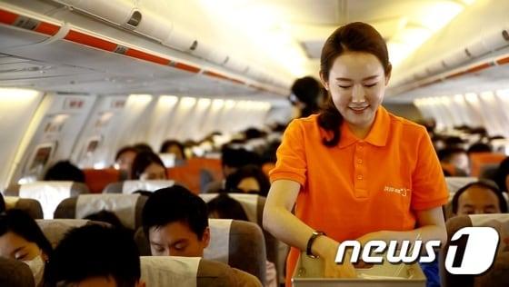 본문 이미지 - 제주항공 승무원 1기, 10년만에 초기 유니폼 입고 서비스(제주항공 제공)ⓒ News1