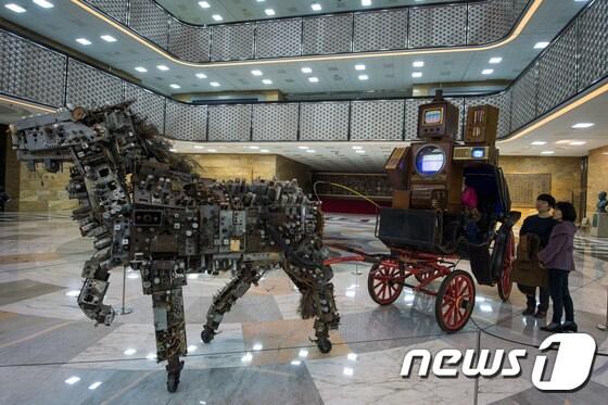 본문 이미지 - 지난해 3월 서울 여의도 국회 본청 로텐더홀에 전시됐던 고(故) 백남준의 비디오 아트 작품 '소통, 운송'. 2015.3.1/뉴스1 ⓒ News1 유승관 기자