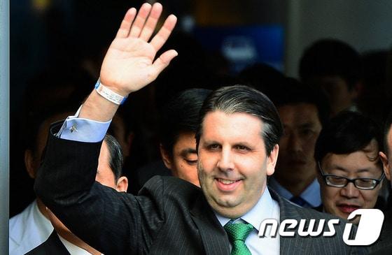 본문 이미지 - 마크 리퍼트 주한미국대사가 10일 오후 서울 서대문구 신촌세브란스병원에서 퇴원하며 손을 흔들고 있다. ⓒ News1 박정호 기자