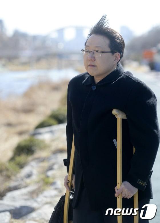 본문 이미지 - 김근우 작가가 10일 오후 세계문학상 대상작 "고양이를 잡아먹은 오리"의 배경이 된 서울 은평구 불광천을 걷고 있다. 2015.3.10/뉴스1 2015.03.10/뉴스1 ⓒ News1 안은나 기자