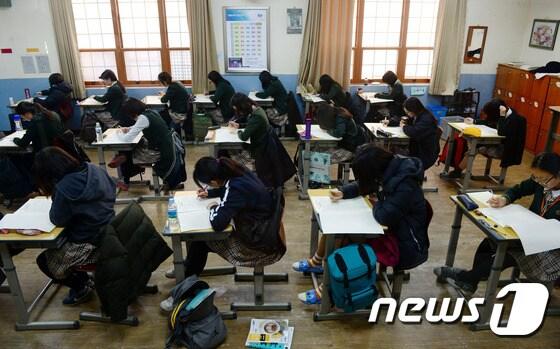본문 이미지 - 3월 전국연합학력평가가 실시된 서울의 한 여고에서 학생들이 시험을 보고 있다. / 뉴스1 ⓒ News1 박정호 기자
