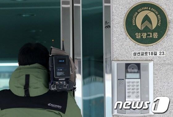 본문 이미지 - 방위사업비리 정부합동수사단이 11일 공군 전자전 훈련장비 사업(EWTS) 비리 의혹이 제기된 무기중개업체 일광공영을 압수수색했다. 2015.3.11/뉴스1 ⓒ News1 오대일 기자