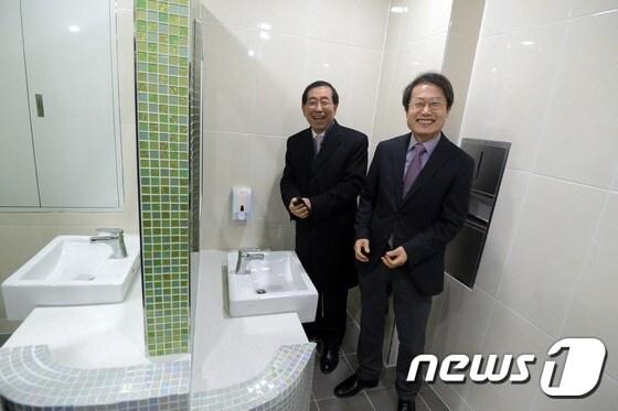본문 이미지 - 박원순 서울시장과 조희연 서울시교육감이 지난 3월11일 오후 서울 서대문구 미동초등학교에서 열린 '꾸미고 꿈꾸는 학교 화장실' 개소식에서 새로 바뀐 화장실을 둘러보고 있다. ⓒ News1