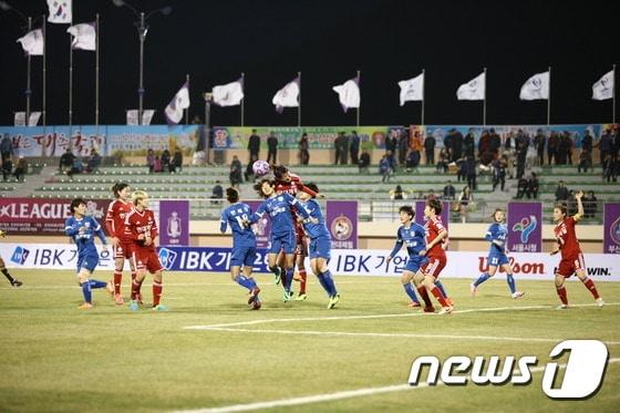 본문 이미지 - 여자축구 정상을 가리는 ‘IBK 기업은행 2015 WK리그’가 16일 보은공설운동장에서 부산상무와 수원시설관리공단의 첫 대결로 화려한 막을 올린다. 사진은 지난해 열린 WK리그 경기의 모습. 사진제공=보은군청 ⓒ News1