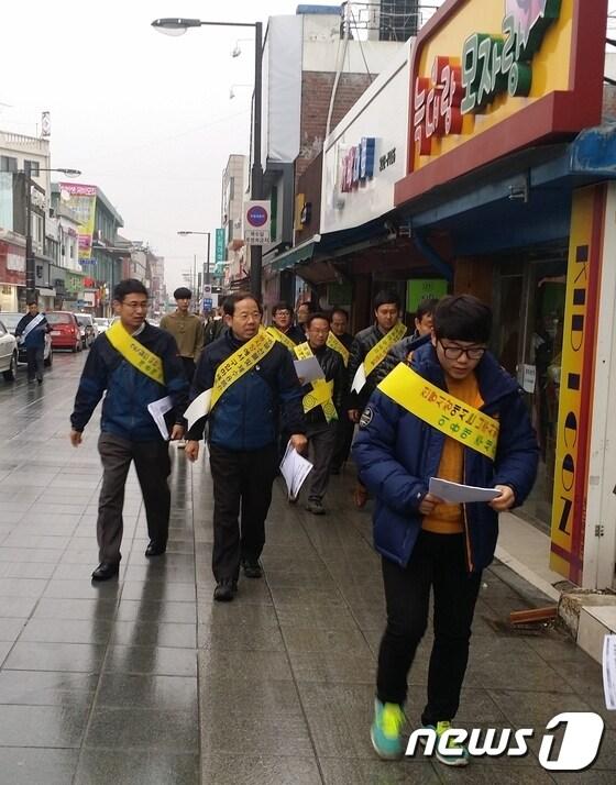 본문 이미지 - 전남 나주시는 공무원 복지포인트 사용대상을 지역상가 전역으로 확대하고, 나주사랑상품권 의무 구입액을 증액하기로 했다. 사진은 나주사랑상품권 홍보 모습.(전남 나주시 제공)2015.3.12. ⓒ News1