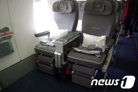 본문 이미지 - 독일 국적기 루프트한자 B747-8의 프리미엄 이코노미 클래스 좌석 ⓒ News1 류종은 기자