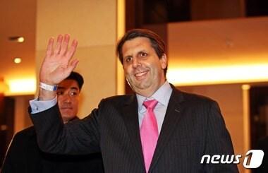 본문 이미지 - 마크 리퍼트 주한 미국대사가 13일 서울 중구의 한 호텔에서 금곡학술문화재단 주최로 열린 주한미군 초청 만찬에 참석하고 있다. 2015.3.13/뉴스1 ⓒ News1 양동욱 기자