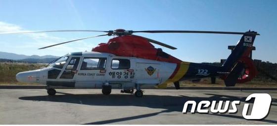 본문 이미지 - 전남 신안군 가거도 인근 해상에 추락한 B-511 헬기.(서해해양경비안전본부 제공)2015.3.14/뉴스1 ⓒ News1