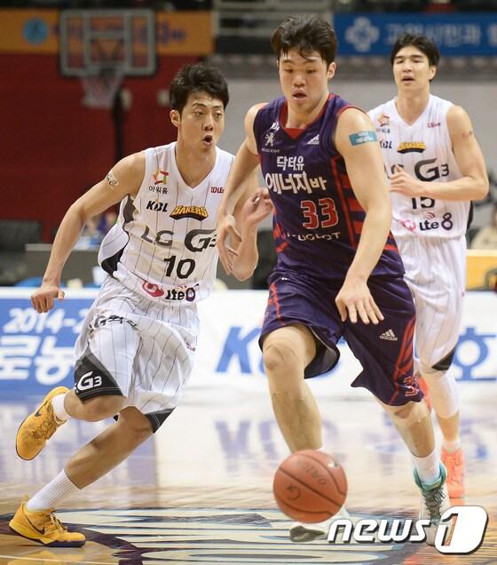 본문 이미지 - 새 시즌 프로농구에서는 플라핑 파울과 U파울 통합 되는 등의 변화가 생긴다. ⓒ News1