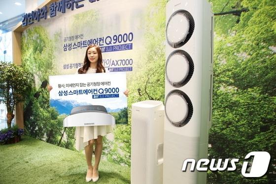 본문 이미지 - 삼성전자가 15일 삼성 디지털프라자 일산본점에서 김연아 팬사인회 '에어 3.0 팬 페스타'에서 황사·미세먼지시즌 공기청정 능력이 강력해진 삼성 에어컨과 공기청정기를 소개했다. ⓒ News1