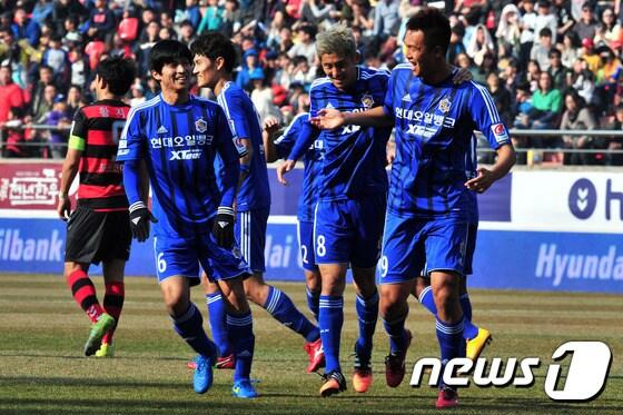 본문 이미지 - 15일 오후 경북 포항스틸야드에서 열린 현대오일뱅크 2015 K리그 클래식 포항 홈 개막경기 스틸러스와 울산 현대의 경기 후반 교체 투입된 울산 김신욱이 중거리 슛으로 네번째 골을 성공 시킨 후 마스다의 축하를 받고 있다. 2015.3.15/뉴스1ⓒ News1
