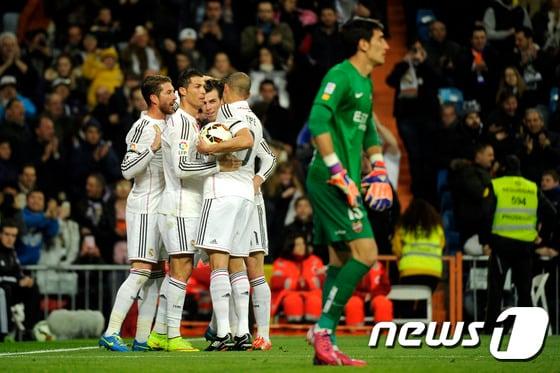 본문 이미지 - 레알 마드리드 가레스 베일(왼쪽 세번째)가 16일(한국시간) 레반테전에서 골을 넣은 뒤 동료들과 함께 기뻐하고 있다. ⓒ AFP=News1