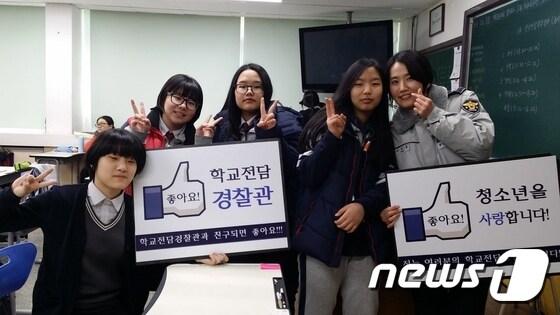 본문 이미지 - 11일 인천 중부경찰서 한아름 순경(사진 오른쪽 첫번째)이 모교인 인성여고를 방문, ‘다솜 경찰관’ 활동을 펼쳤다(사진 제공=인천지방경찰청).ⓒ News1