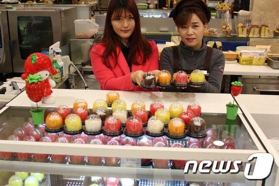 본문 이미지 - 롯데백화점 전주점은 지하1층 식품매장에서는 봄맞이 결혼식이나 돌찬치 답례품으로 큰 인기를 끌고 있는 얌얌모찌를 16일부터 판매하고 있다. 2015.03.16/뉴스1 ⓒ News1 이종호 기자