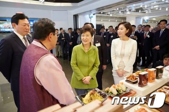 본문 이미지 - 박근혜 전 대통령이 2015년 부산에서 열린 창조경제혁신센터 출범식에 참석했을 당시. 가장 왼쪽이 신동빈 롯데그룹 회장.2015.3.16/뉴스1