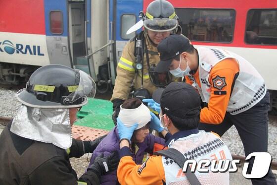 본문 이미지 - 17일 원주역에서 원주소방서 대원들이 열차사고 현장을 가상해 인명을 구조하는 ‘긴급구조통제단 불시출동훈련’을 실시하고 있다. 이날 훈련은 원주시청, 원주역, 원주경찰서, 보건소, 한전 등 유관기관에서 참여했다. 2015.03.17/뉴스1 ⓒ News1 권혜민 기자